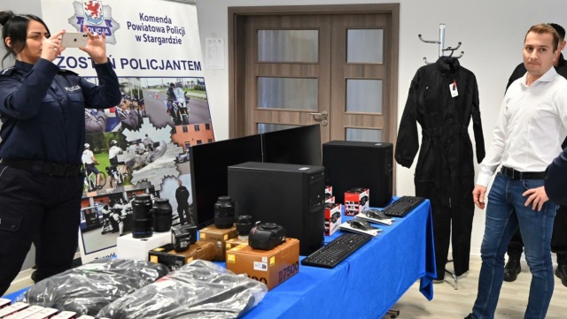 Testy do wykrywania narkotyków, walizka z wyposażeniem niezbędnym do pracy policjantów kryminalnych, do tego latarki czy kombinezony do pracy w terenie.
