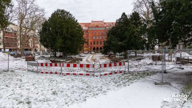 Ruszyły prace na placu Batorego w Szczecinie. Na początek wykonawca zabezpieczył drzewa i opróżnił basen przeciwpożarowy. Po tym ruszyła jego rozbiórka, ostatecznie zostanie zasypany piaskiem.