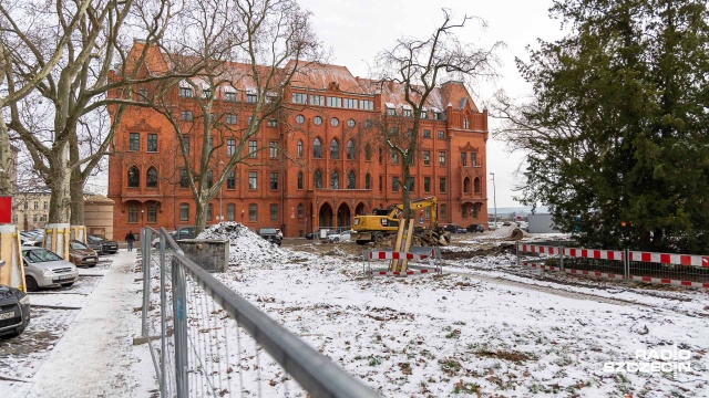 W ramach inwestycji powstaną nowe alejki, plac z grami podwórkowymi dla dzieci, będzie też nowe oświetlenie i monitoring.