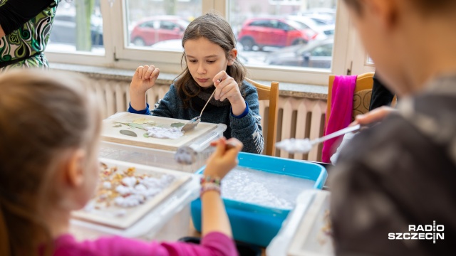 Własnoręcznie zrobili papier - trwają ferie w Książnicy Pomorskiej.