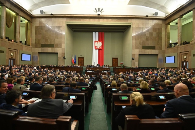 Sejm uchwalił budżet na 2024 rok. Zagwarantowano w nim między innymi podwyżki dla budżetówki, w tym nauczycieli. Utrzymano rekordowe wydatki na ochronę zdrowia czy obronność.