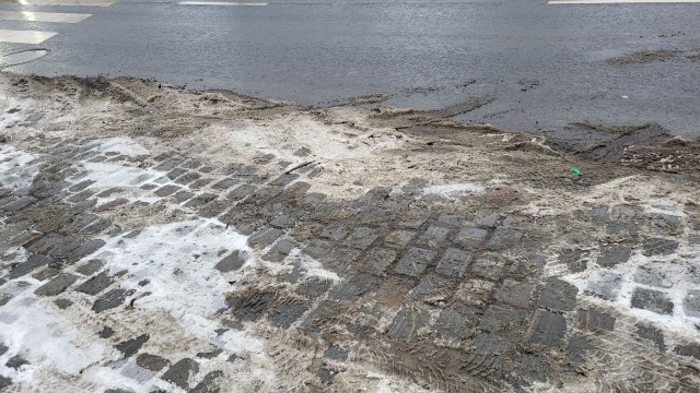 Zasypane śniegiem linie wyznaczające miejsce do parkowania nie oznaczają zwolnienia z opłat - informuje administrator szczecińskiej strefy płatnego parkowania. Sprawą zajmuje się sąd.
