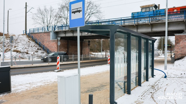 Komunikacja miejska w Policach od dziś w nowej odsłonie - po wielu miesiącach przygotowań pasażerowie autobusów linii nr 102,103, 106 i 107 mogą od rana korzystać z nowych przystanków.