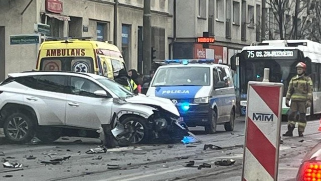 U zbiegu ulic Krzywoustego i Bogusława zderzyły się dwa auta.