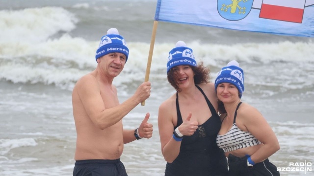 Miłośnicy zimnych kąpieli z całego kraju zjechali do Kołobrzegu. Na miejscowej plaży trwa festiwal morsowania.