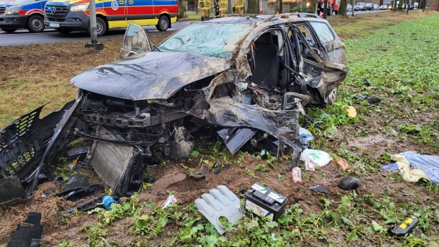 Wypadek w powiecie goleniowskim. Samochód uderzył w drzewo - są osoby poszkodowane. Do zdarzenia doszło przed godziną 13 na drodze Dębice - Nowogard.