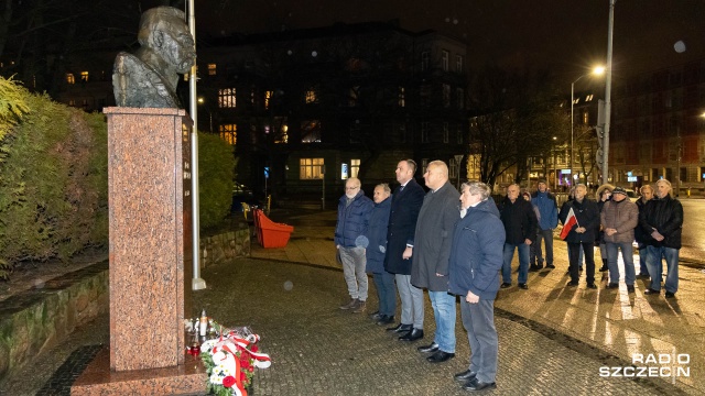 Powstanie styczniowe było największym polskim powstaniem w XIX wieku. W poniedziałek przed pomnikiem Józefa Piłsudskiego w Szczecinie złożono kwiaty.