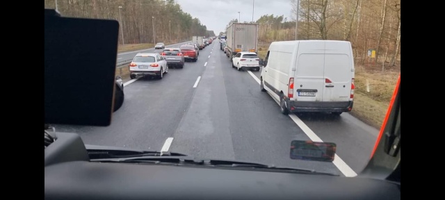 Chodzi o reakcję po dzisiejszej kolizji na trasie S10. Do zdarzenia doszło przed południem, za szczecińską Płonią. Osobówka zderzyła się tam z busem. Na miejsce wezwano policję i strażaków.