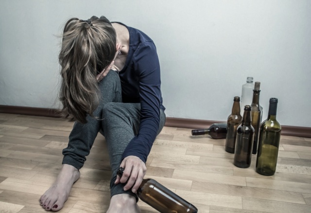 Uzależnienie od alkoholu to poważny problem społeczny, który dotyka wiele osób na całym świecie. Alkoholizm nie jest tylko problemem jednostki, ale wpływa również na społeczeństwo jako całość. Prowadzi do wielu problemów zdrowotnych, takich jak choroby wątroby, zaburzenia psychiczne i zwiększone ryzyko wystąpienia różnego rodzaju nowotworów.