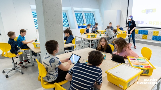 Programują i kodują roboty przy użyciu klocków LEGO - w Morskim Centrum Nauki w Szczecinie trwają zimowe ferie dla najmłodszych.
