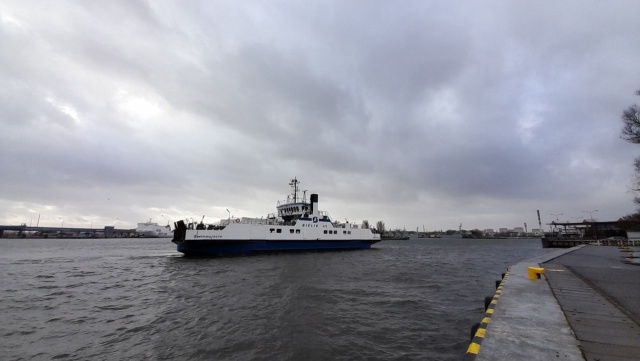Panujące warunki atmosferyczne utrudniają pracę kapitanom. Od wczoraj w całym regionie obowiązuje alert pogodowy. Sprawdziliśmy, jak silny wiatr i intensywne opady wpłynęły na pracę żeglugi w Świnoujściu.
