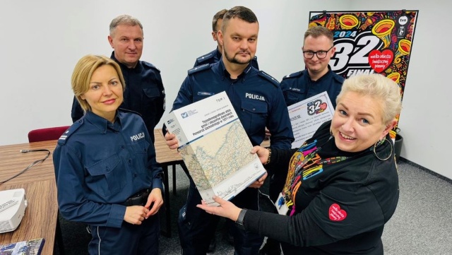 Po ośmioletniej przerwie - policja znów gra z WOŚP. W naszym regionie do wygrania w licytacji m.in. voucher na koncert, zwiedzanie KWP w Szczecinie z przewodnikiem oraz podkowa na szczęście, którą nosił policyjny koń Cynober.