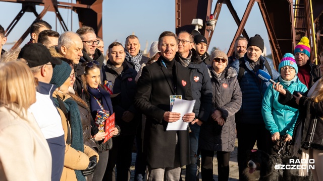 Na szczecińskiej Łasztowni nie brakuje wolontariuszy WOŚP. Pod Morskim Centrum Nauki kwestujących wspiera Marszałek Województwa zachodniopomorskiego Olgierd Geblewicz. Jak mówi, gra on z orkiestrą od samego początku.