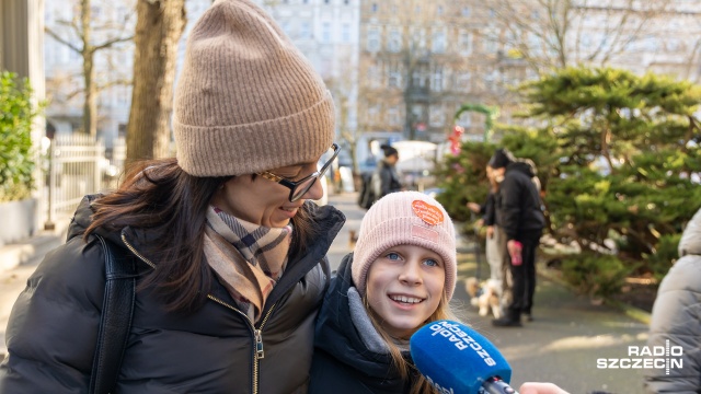 Szczecinianie grają razem z WOŚP. Mieszkańcy miasta całymi rodzinami odwiedzają sztaby, aby dorzucić się do puszki, wziąć udział w licytacjach i zebrać czerwone serduszka.