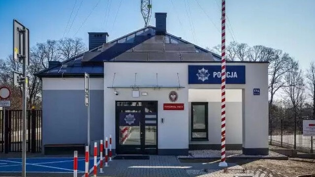 Atak na komisariat policji w Mircu w woj. świętokrzyskie. W poniedziałek przed godziną 10 mężczyzna miał rzucać butelkami z palną substancją w budynek komendy.