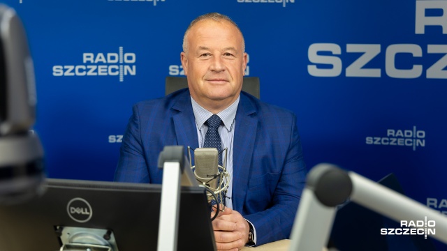 Budowa Centralnego Portu Komunikacyjnego jest istotna również dla przebudowy drogi S10 od Szczecina do Bydgoszczy. Także zapowiedzi o możliwej rezygnacji z CPK są niepokojące - podkreślał, w Rozmowach pod Krawatem poseł Prawa i Sprawiedliwości Artur Szałabawka.