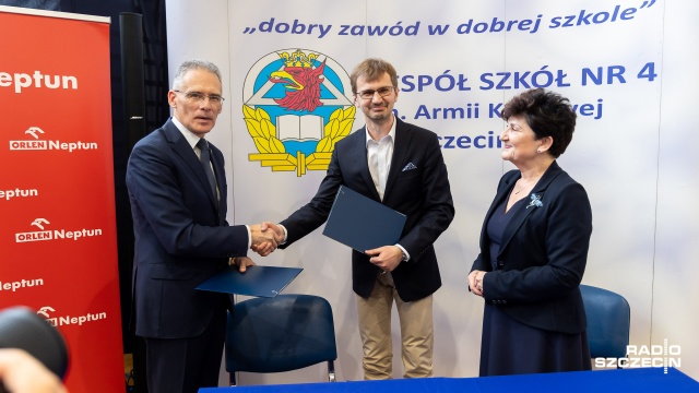 Zespół Szkół numer 4 w Szczecinie podpisał umowę z firmą Orlen Neptun, która zakłada kształcenie uczniów w branży morskiej energetyki wiatrowej. Orlen Neptun to firma, która buduje w Świnoujściu terminal instalacyjny. Tam będą montowane morskie elektrownie wiatrowe.