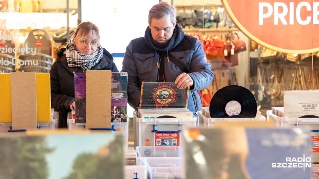 W poszukiwaniu perełek, od The Beatles po Guns N039 Roses - w szczecińskiej galerii Omni Molo trwa kiermasz płyt winylowych.