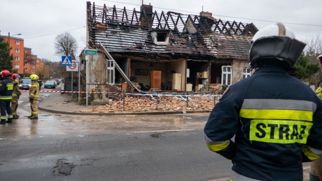 Najpierw wybuch, a później pożar - tragedia w domu dwurodzinnym przy ulicy Metalowej w Podjuchach.