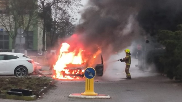 Pożar samochodu osobowego w Bezrzeczu. Do zdarzenia doszło na końcu ulicy Koralowej, w pobliżu szkoły podstawowej.