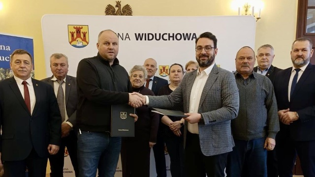 Będzie przebudowa dróg gminnych w Ognicy i Marwicach w gminie Widuchowa - podpisano umowę z wykonawcą. Pracami zajmie się firma z Lisiego Pola.