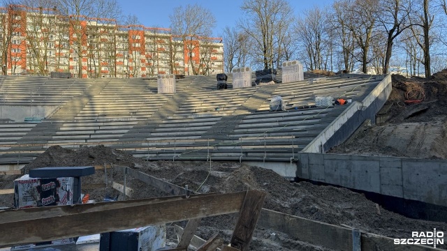 Montaż drewnianej konstrukcji dachu nad sceną to kolejny etap modernizacji amfiteatru w Stargardzie.