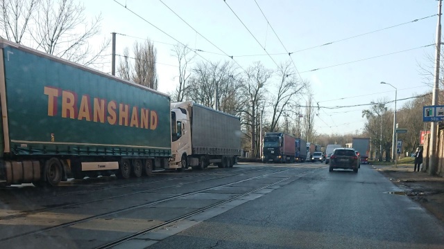 Drogowy problem na ul. Dębogórskiej na północy Szczecina.