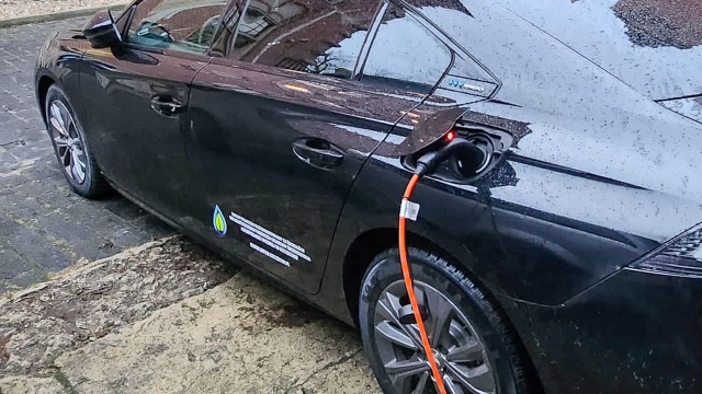Dwa samochody hybrydowe trafiły do Urzędu Wojewódzkiego w Szczecinie. Będą służyły urzędnikom, którzy wyjeżdżają na kontrole.