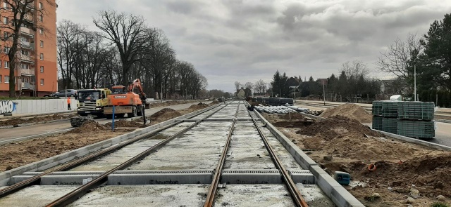 Dobiega końca układanie szyn - niebawem rozpocznie się montaż sieci trakcyjnej.