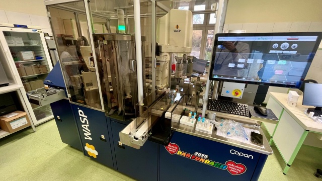 Laboratorium mikrobiologiczne ze sprzętem od WOŚP. Szpital Wojewódzki w Szczecinie otrzymał od Wielkiej Orkiestry Świątecznej Pomocy zautomatyzowany system do posiewów próbek mikrobiologicznych.