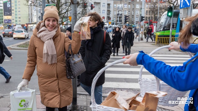 Szczecinianie zaczęli świętowanie Tłustego Czwartku z Radiem Szczecin. Nasz zespół od samego rana rozdawał pączki na pl. Kościuszki od cukierni Artisan.