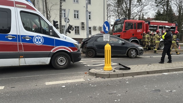 Nasz słuchacz przysłał zdjęcia wypadku w alei Wojska Polskiego na wysokości węzła Łękno.