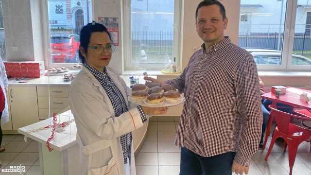 Za oddaną krew dostali pączki... Taką akcję przeprowadziło Regionalne Centrum Krwiodawstwa i Krwiolecznictwa w Szczecinie, z okazji Tłustego Czwartku.