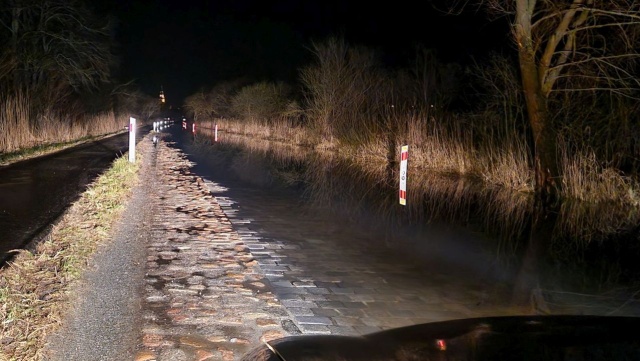 Na razie nie ma decyzji o jej zamknięciu, kierowcy jednak w kilku miejscach muszą jechać poboczem. Do takich sytuacji dochodzi przy wysokim stanie wód.