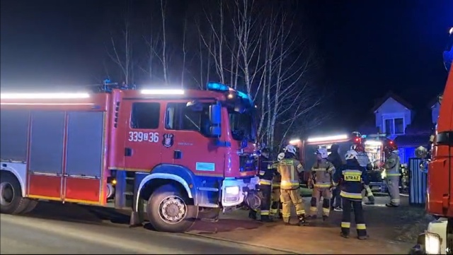 Nocny pożar w miejscowości Skibienko w powiecie koszalińskim. Po godzinie 22 w domu jednorodzinnym doszło do wybuchu butli z gazem.