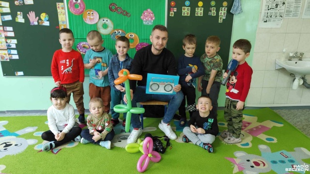 13 lutego obchodzony jest Światowy Dzień Radia. Z tej okazji skorzystaliśmy z zaproszenia od kołobrzeskich przedszkolaków. Sprawdziliśmy też, czego dzieci najchętniej słuchają na naszej antenie.