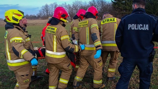 Nie żyje jeden z mężczyzn rannych w wypadku lotniczym w pobliżu miejscowości Kaplityny pod Olsztynem. Wczesnym popołudniem na otwartą przestrzeń przy DK 16, kilkaset metrów od zabudowań gospodarczych, spadła awionetka.
