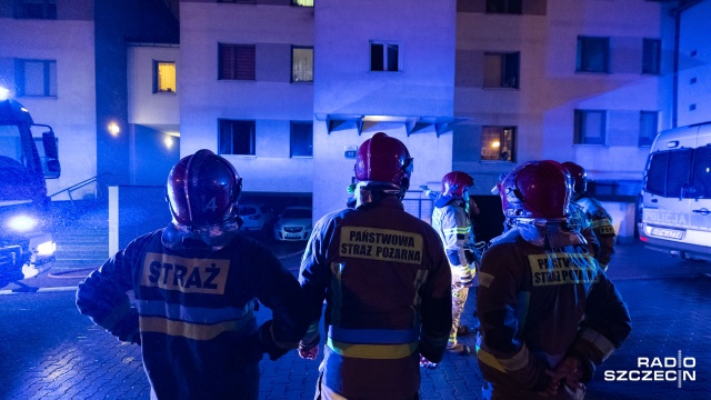 Nocny pożar przy ulicy Łuczniczej w Szczecinie - ogień wybuchł w mieszkaniu przed godziną 23. Jedna osoba została przewieziona do szpitala - to starsza kobieta, nie doznała poważnych obrażeń.