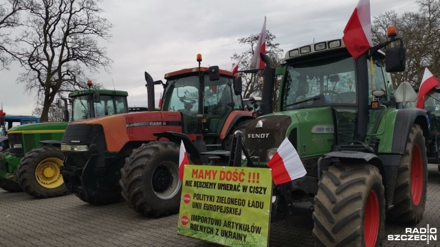 Rolnicy blokują drogę i czekają na komisarza UE