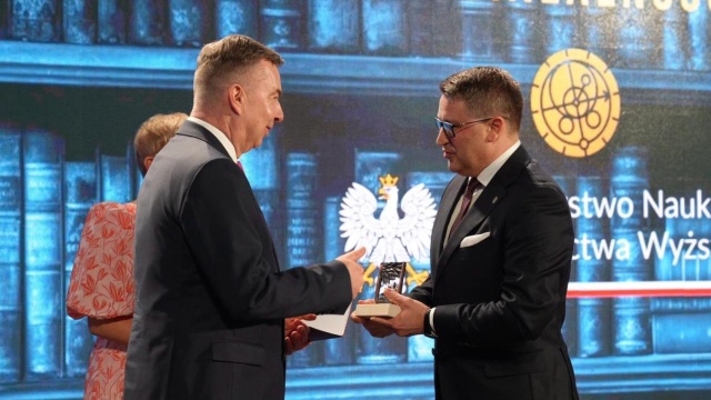 Minister nauki przyznał nagrody przedstawicielom środowiska akademickiego. Laureatów uhonorowano w pięciu kategoriach: za znaczące osiągnięcia w zakresie działalności organizacyjnej, wdrożeniowej, naukowej, dydaktycznej oraz całokształt dorobku.