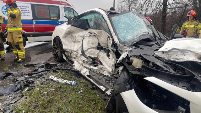 Poważny wypadek w Lipniku pod Stargardem. Na starej 10 w pobliżu centrum handlowego czołowo zderzyły się Mercedes i BMW.
