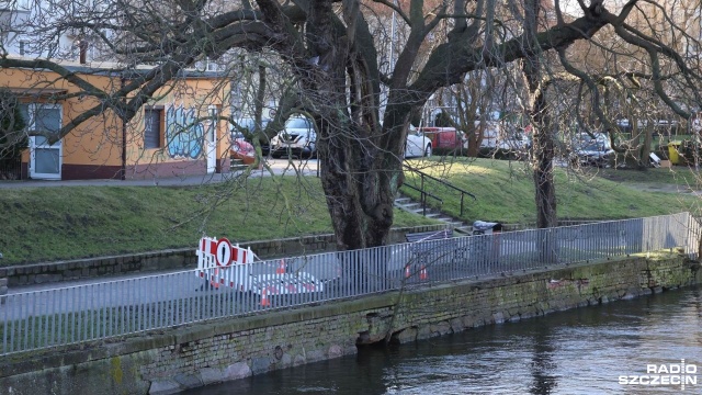Mur oporowy na nabrzeżu rzeki Parsęta w Kołobrzegu pęka, a urzędnicy szukają źródeł problemu.