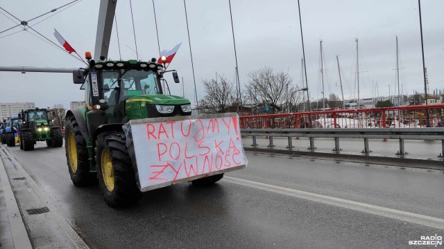 Rolnicy zablokowali dojazd do kołobrzeskiego portu. Na miejscu pojawiło się ponad sto ciągników oraz kilkadziesiąt samochodów osobowych.