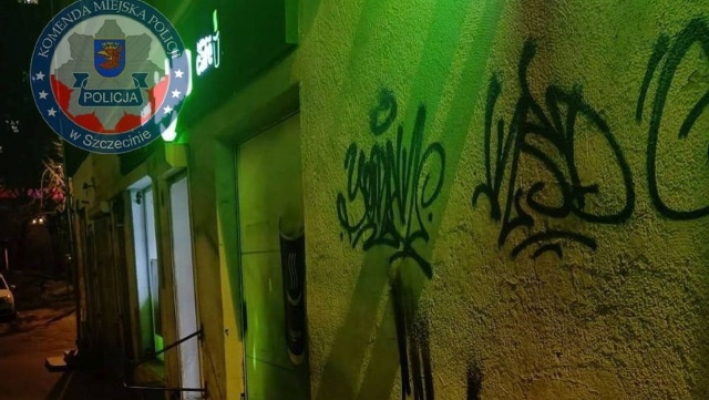 Malował sprayem napisy na ścianie budynku - wpadł w ręce policjantów. To 30-latek ze Szczecina.
