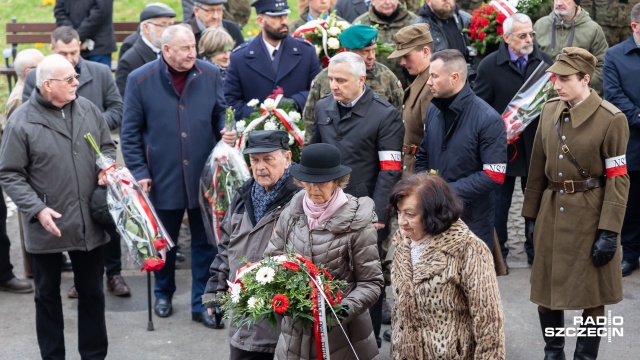 Kwiaty, salwa honorowa i okolicznościowe przemówienia - przed Aresztem Śledczym w Szczecinie odbyły się obchody Dnia Pamięci Żołnierzy Wyklętych. W budynku aresztu w latach 1945 - 1956 przetrzymywano i zamordowano wiele osób stawiających opór władzom komunistycznym.