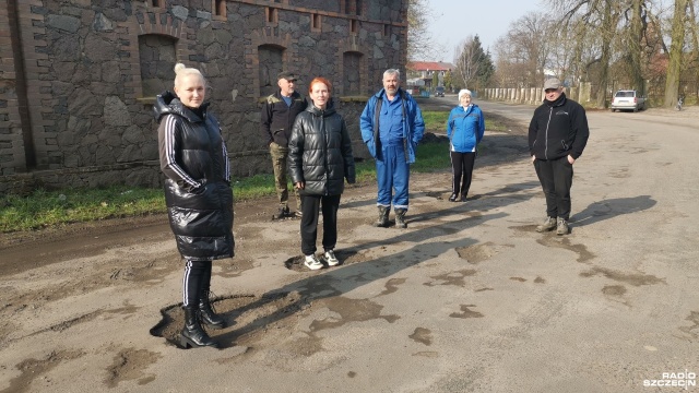 Generalnego remontu drogi żądają mieszkańcy Pęzina i Trzebiatowa w Gminie Stargard. Jak wskazują, odcinek należący do Zarządu Dróg Powiatowych jest w katastrofalnym stanie.