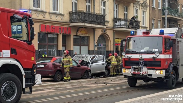 Całkowicie zablokowana jest Aleja Wyzwolenia w Szczecinie. Mężczyzna, jadąc pod prąd, spowodował kolizję w sumie trzech samochodów.
