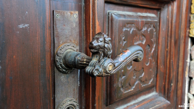 Niezmiennie od 1880 roku otwiera i zamyka drzwi mieszkańcom kamienicy przy ulicy Wiszesława na Golęcinie. Mowa o zabytkowej klamce z głową i tułowiem lwa. Natrafili na nią miłośnicy historii północnego Szczecina.