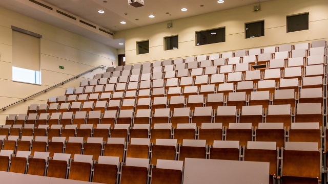 Rzecznik ministra koordynatora służb specjalnych Jacek Dobrzyński powiedział, że służby prowadzą dochodzenie dotyczące przyznawania tytułów ukończenia studiów podyplomowych w Collegium Humanum.