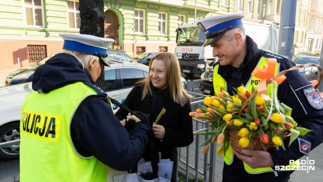 Policjanci ze szczecińskiej drogówki z kwiatami i życzeniami na placu Szczerych Szeregów - to w ramach akcji Niechroniony uczestnik ruchu drogowego, dotyczącej m.in. bezpieczeństwa na przejściach dla pieszych.